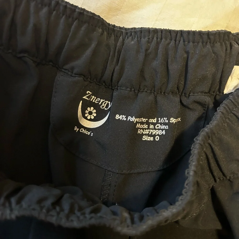 💜Zenergy by Chico's Black Cargo capris size 0 - Picture 2 of 3